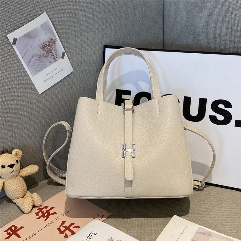 PU bucket táska nőknek – retro stílus, mágneszár, bélés nélkül, belső zsebek telefonhoz, személyi igazolványhoz és cipzárhoz