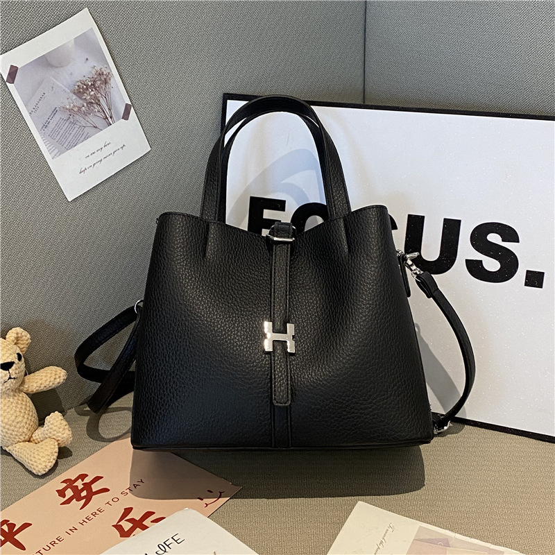 PU bucket táska nőknek – retro stílus, mágneszár, bélés nélkül, belső zsebek telefonhoz, személyi igazolványhoz és cipzárhoz