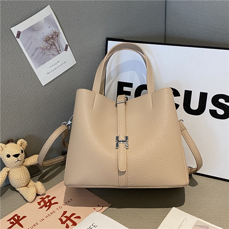 PU bucket táska nőknek – retro stílus, mágneszár, bélés nélkül, belső zsebek telefonhoz, személyi igazolványhoz és cipzárhoz