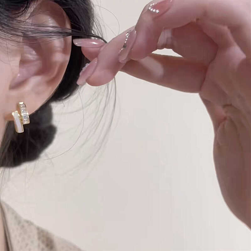 Meďové náušnice s geometrickým kruhovým dizajnom s cirkónmi, minimalistický štýl pre ženy, elektroplating, jeseň 2024