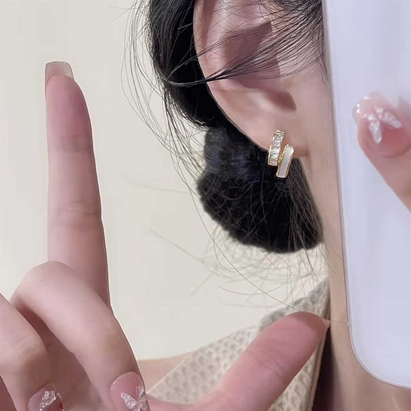 Meďové náušnice s geometrickým kruhovým dizajnom s cirkónmi, minimalistický štýl pre ženy, elektroplating, jeseň 2024