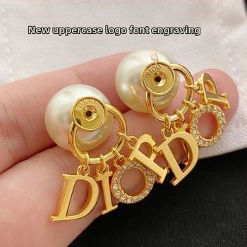 Geometrické náušnice s písmenami a strapcami, perlami, z meďe, s 925 striebornými postami, elektroplating, jar 2025