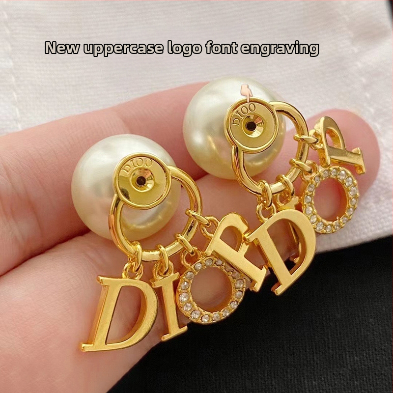 Geometrické náušnice s písmenami a strapcami, perlami, z meďe, s 925 striebornými postami, elektroplating, jar 2025