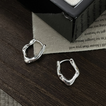 Naušnice od srebra S925 s teksturiranim dizajnom, minimalistički stil, elegantan dojam