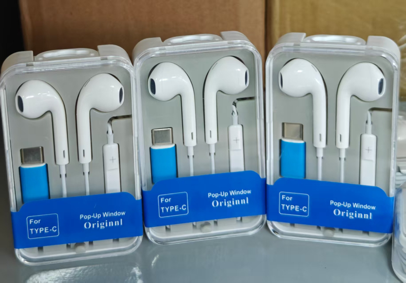 In-ear vezetékes fülhallgató mikrofonnal, Type-C interfész, 1,2 m kábel, kompatibilis iOS-sel