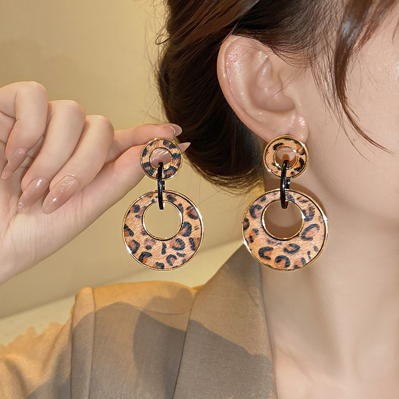 Cercei — Geometrici, imprimeu leopard circular, stil lux ușor (Material: aliaj; Știfturi pentru urechi: 925 argint; Formă: Geometric; Procesare: electroplacare; Stil: lux ușor)