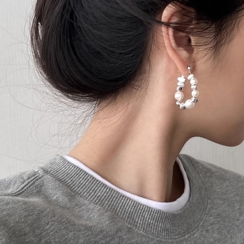 Náušnice s imitáciou perly, geometrický dizajn, elektroplátované, pôvod Yiwu, japonsko-kórejský štýl.