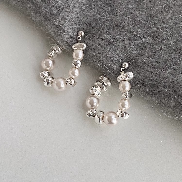 Náušnice s imitáciou perly, geometrický dizajn, elektroplátované, pôvod Yiwu, japonsko-kórejský štýl.