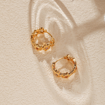 Meďové náušnice s hviezdnym tvarom a vsadenými zirkónmi – dámsky módny dizajn