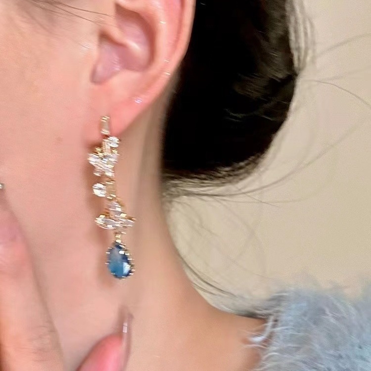 Náušnice kapkovitého tvaru s motívom motýľa, krištáľové kamene, elektroplatinované povrchové úpravy