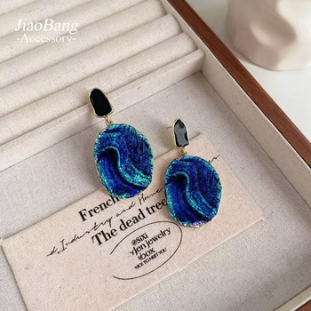 Geometrické náušnice z akrylu od značky Jiao bang, ražený povrch (Materiál: akryl; Štýl: Geometrický; Spracovanie: razenie; Značka: Jiao bang) jar 2025 premiéra