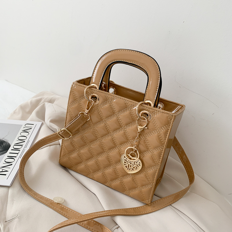 Dámska PU kabelka na rameno, diamantové prešívanie, vertikálny štvorcový tvar, zapínanie na zips, vnútorné vrecká (s uzáverom na zips, na telefón, na ID) - jednoručný ramenný popruh