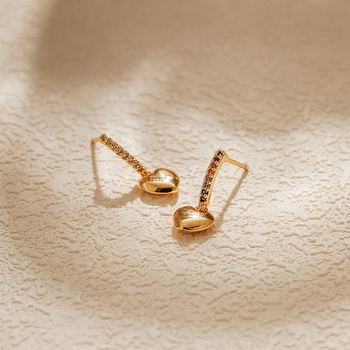 Náušnice srdcového tvaru z meďe, pozlátené 18K, s vsadeným zirkónom