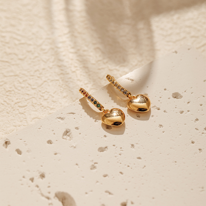 Náušnice srdcového tvaru z meďe, pozlátené 18K, s vsadeným zirkónom