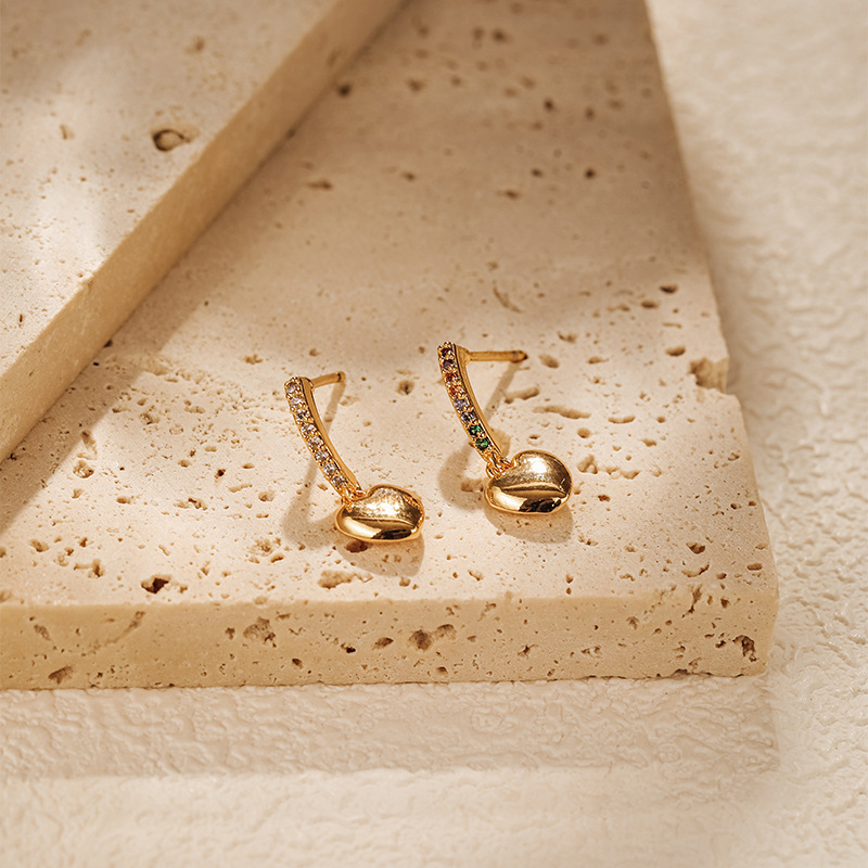 Náušnice srdcového tvaru z meďe, pozlátené 18K, s vsadeným zirkónom