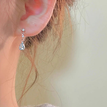 Visiace náušnice z medi, kapkovitý tvar, zirónové kamene, ins štýl (Materiál: meď; Tvar: kapkovitý; Technika: zirón; Štýl: ins)