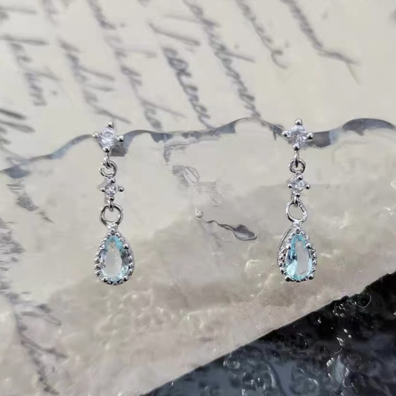 Visiace náušnice z medi, kapkovitý tvar, zirónové kamene, ins štýl (Materiál: meď; Tvar: kapkovitý; Technika: zirón; Štýl: ins)