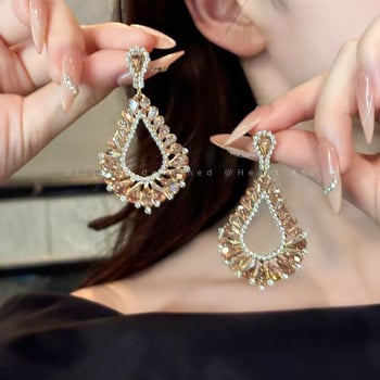 Geometrické náušnice zo zliatiny, elektroplatingom a titanovými postami na uchu; ľahký luxusný štýl; pôvod Yiwu.