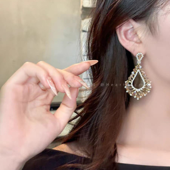 Geometrické náušnice zo zliatiny, elektroplatingom a titanovými postami na uchu; ľahký luxusný štýl; pôvod Yiwu.