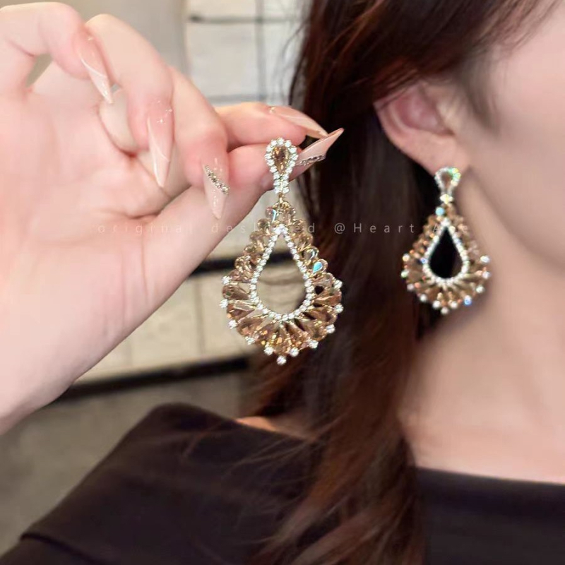 Geometrické náušnice zo zliatiny, elektroplatingom a titanovými postami na uchu; ľahký luxusný štýl; pôvod Yiwu.