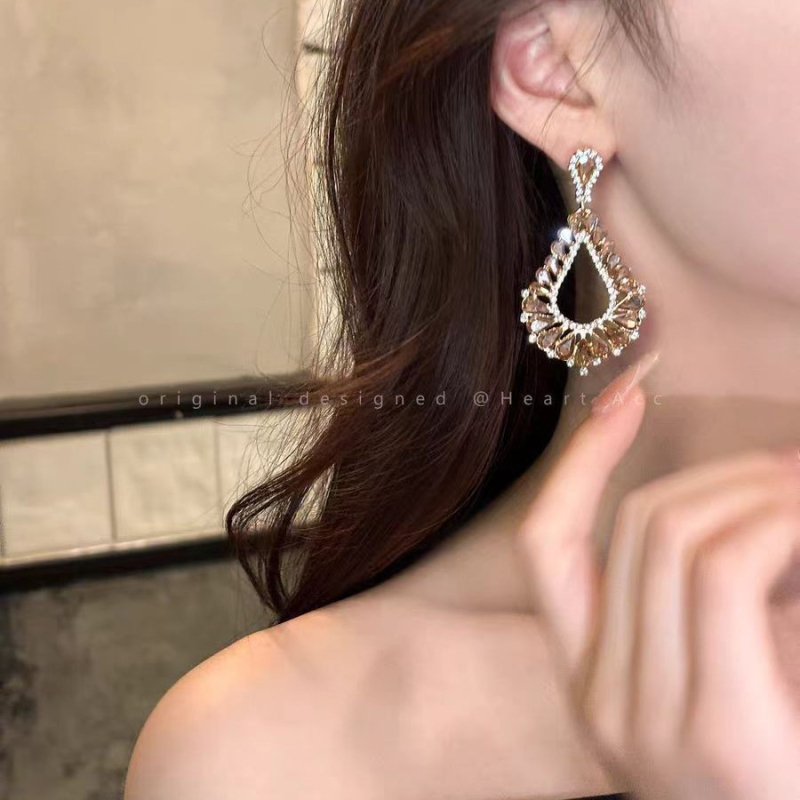 Geometrické náušnice zo zliatiny, elektroplatingom a titanovými postami na uchu; ľahký luxusný štýl; pôvod Yiwu.