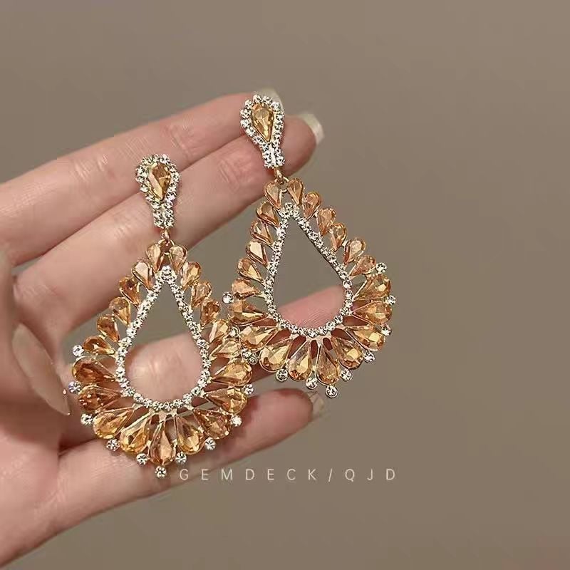 Geometrické náušnice zo zliatiny, elektroplatingom a titanovými postami na uchu; ľahký luxusný štýl; pôvod Yiwu.