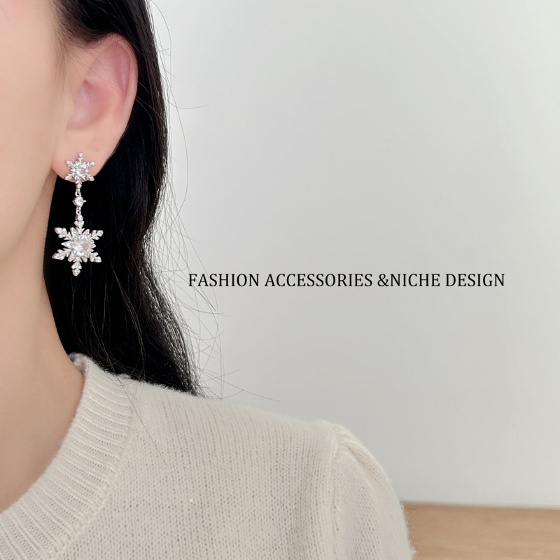 Náušnice s kvetinovým tvarom zo zirkónu, ušné štuplíky zo striebra 925, vianočný štýl (Materiál: Zirkón; Tvar: Kvet; Ušné štuplíky: Striebro 925; Štýl: Vianočný)