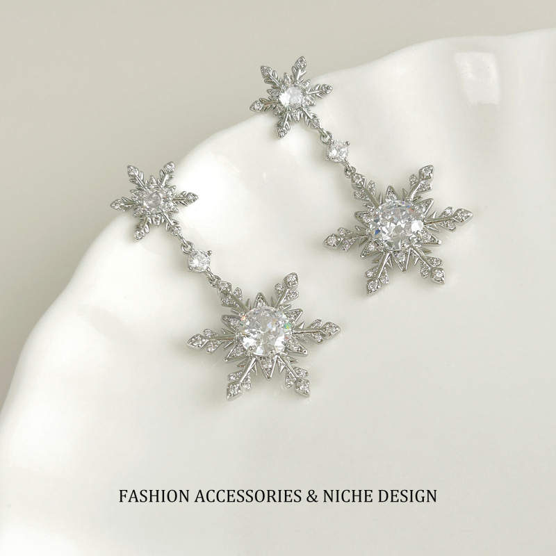 Náušnice s kvetinovým tvarom zo zirkónu, ušné štuplíky zo striebra 925, vianočný štýl (Materiál: Zirkón; Tvar: Kvet; Ušné štuplíky: Striebro 925; Štýl: Vianočný)