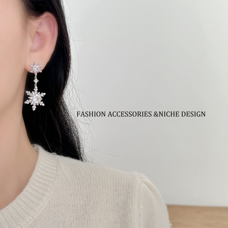 Náušnice s kvetinovým tvarom zo zirkónu, ušné štuplíky zo striebra 925, vianočný štýl (Materiál: Zirkón; Tvar: Kvet; Ušné štuplíky: Striebro 925; Štýl: Vianočný)