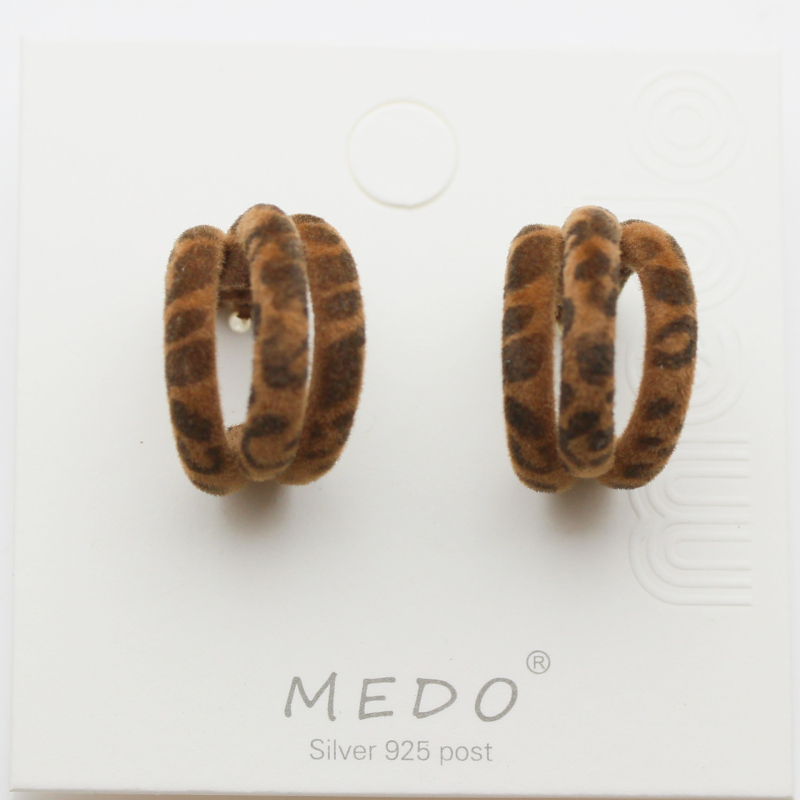 Cercei cercuri geometrice cu imprimeu leopard pluș, ac din argint 925 + cupru placat cu aur, tehnologie flocking, brand Medo / Honey Density, stil lux
