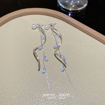 Kvetinové náušnice s cirkónom – meďová základňa, 925 strieborné tyčinky, víla štýl, jeseň 2025