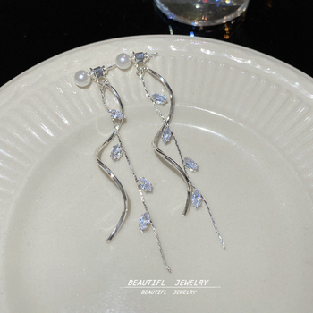 Kvetinové náušnice s cirkónom – meďová základňa, 925 strieborné tyčinky, víla štýl, jeseň 2025