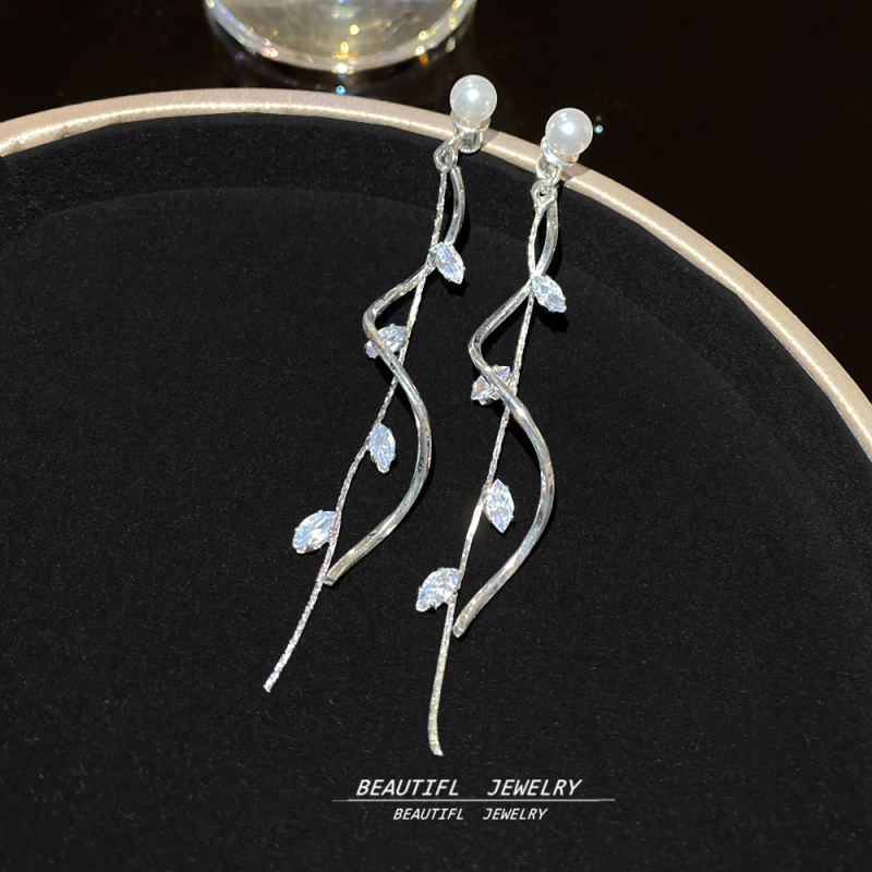 Kvetinové náušnice s cirkónom – meďová základňa, 925 strieborné tyčinky, víla štýl, jeseň 2025