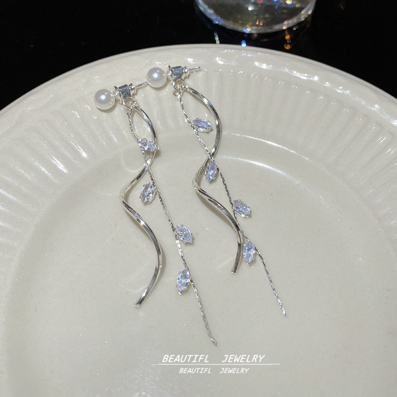 Kvetinové náušnice s cirkónom – meďová základňa, 925 strieborné tyčinky, víla štýl, jeseň 2025