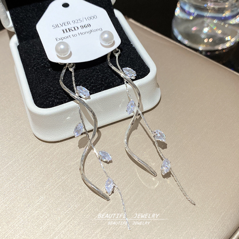 Kvetinové náušnice s cirkónom – meďová základňa, 925 strieborné tyčinky, víla štýl, jeseň 2025