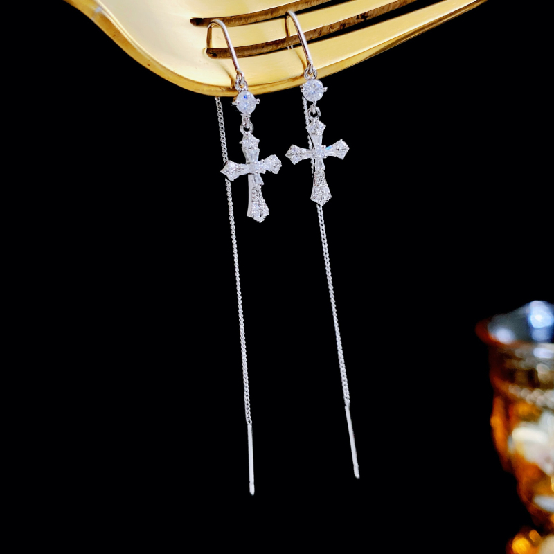 Kanamina fülbevalók: hosszú bojtos keresztes, micro pavé cirkóniával, réz anyag, geometriai design (kód: 2025043002 · Márka Kanamina)