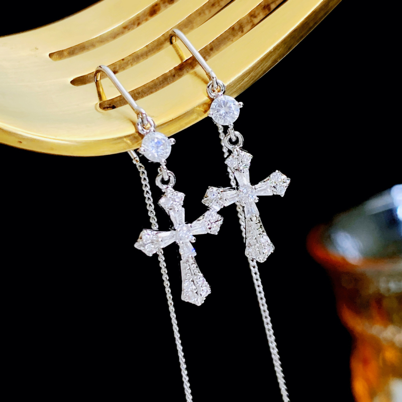 Kanamina fülbevalók: hosszú bojtos keresztes, micro pavé cirkóniával, réz anyag, geometriai design (kód: 2025043002 · Márka Kanamina)