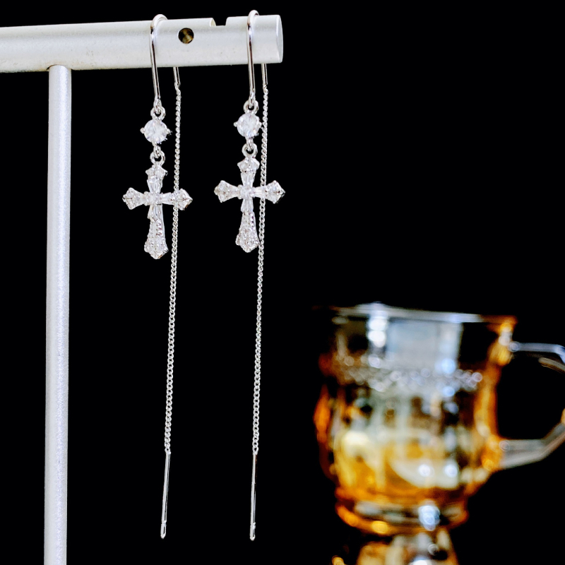 Kanamina fülbevalók: hosszú bojtos keresztes, micro pavé cirkóniával, réz anyag, geometriai design (kód: 2025043002 · Márka Kanamina)