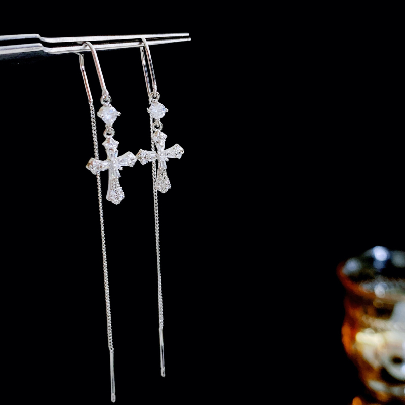 Kanamina fülbevalók: hosszú bojtos keresztes, micro pavé cirkóniával, réz anyag, geometriai design (kód: 2025043002 · Márka Kanamina)