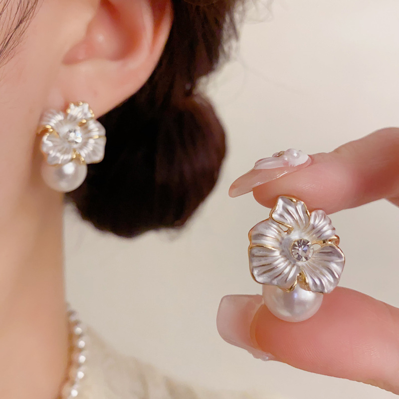 Fülbevaló virág alakú réz anyaggal, valódi aranyozással, könnyed luxus stílusban, nőknek