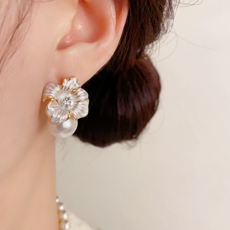 Fülbevaló virág alakú réz anyaggal, valódi aranyozással, könnyed luxus stílusban, nőknek