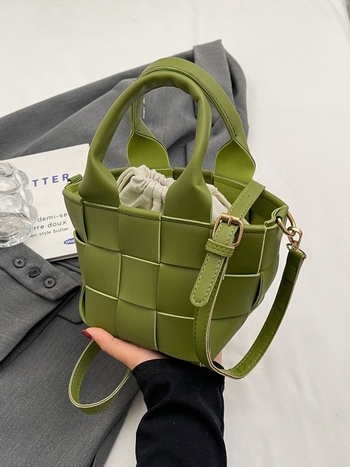 Geantă bucket din piele PU cu textură țesută, deschidere deschisă, formă orizontală pătrată, buzunar intern