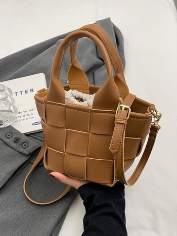 Geantă bucket din piele PU cu textură țesută, deschidere deschisă, formă orizontală pătrată, buzunar intern