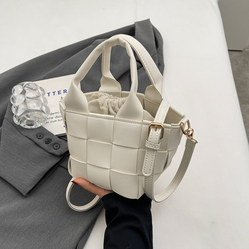 Geantă bucket din piele PU cu textură țesută, deschidere deschisă, formă orizontală pătrată, buzunar intern