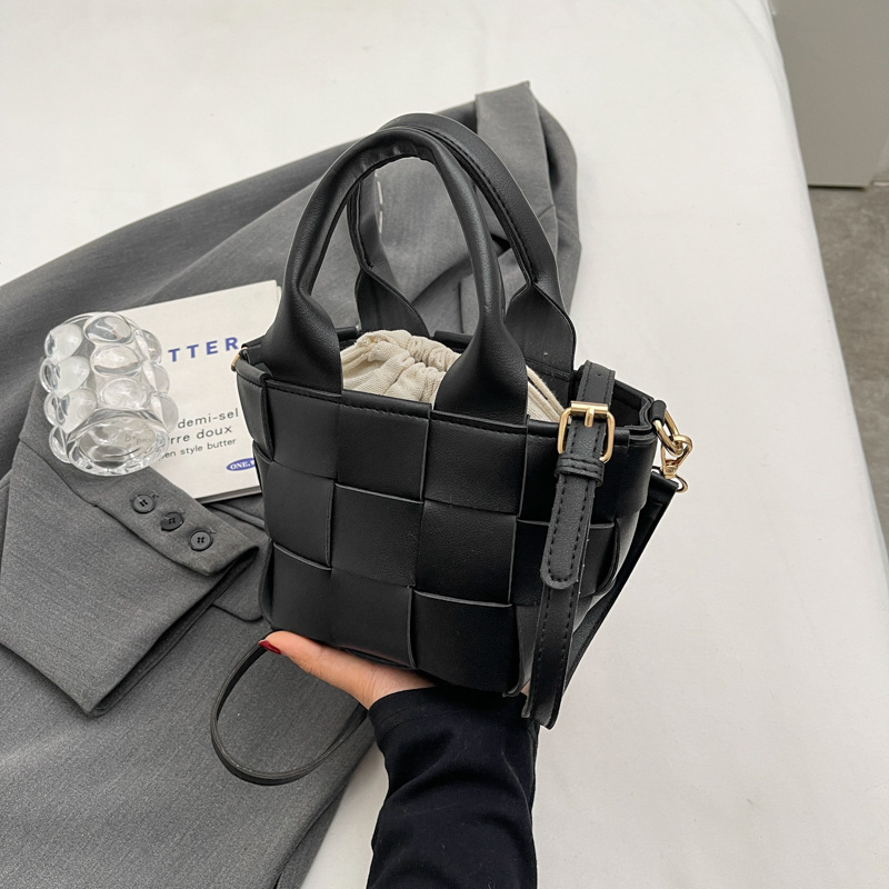 Geantă bucket din piele PU cu textură țesută, deschidere deschisă, formă orizontală pătrată, buzunar intern