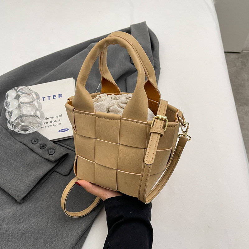 Geantă bucket din piele PU cu textură țesută, deschidere deschisă, formă orizontală pătrată, buzunar intern