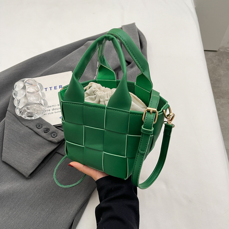 Geantă bucket din piele PU cu textură țesută, deschidere deschisă, formă orizontală pătrată, buzunar intern