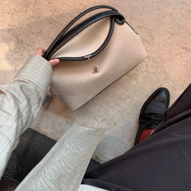Geantă Totemet Tote, din in, formă orizontală pătrată, închidere cu lacăt, buzunar interior cu fermoar