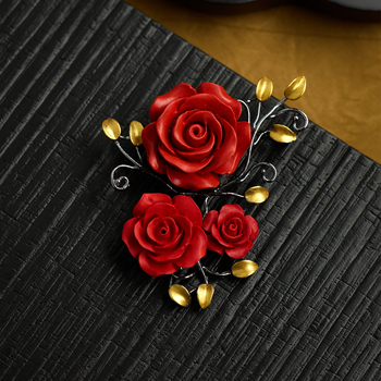 Broșă în stil chinezesc, lucrată manual, cinnabar, design original, formă de floare