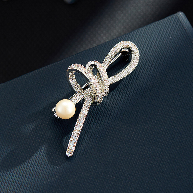 Rézből készült bros, szalagcsomó mintázat, mikro pavé cirkónium, édesvízi gyöngy dísz, nőknek